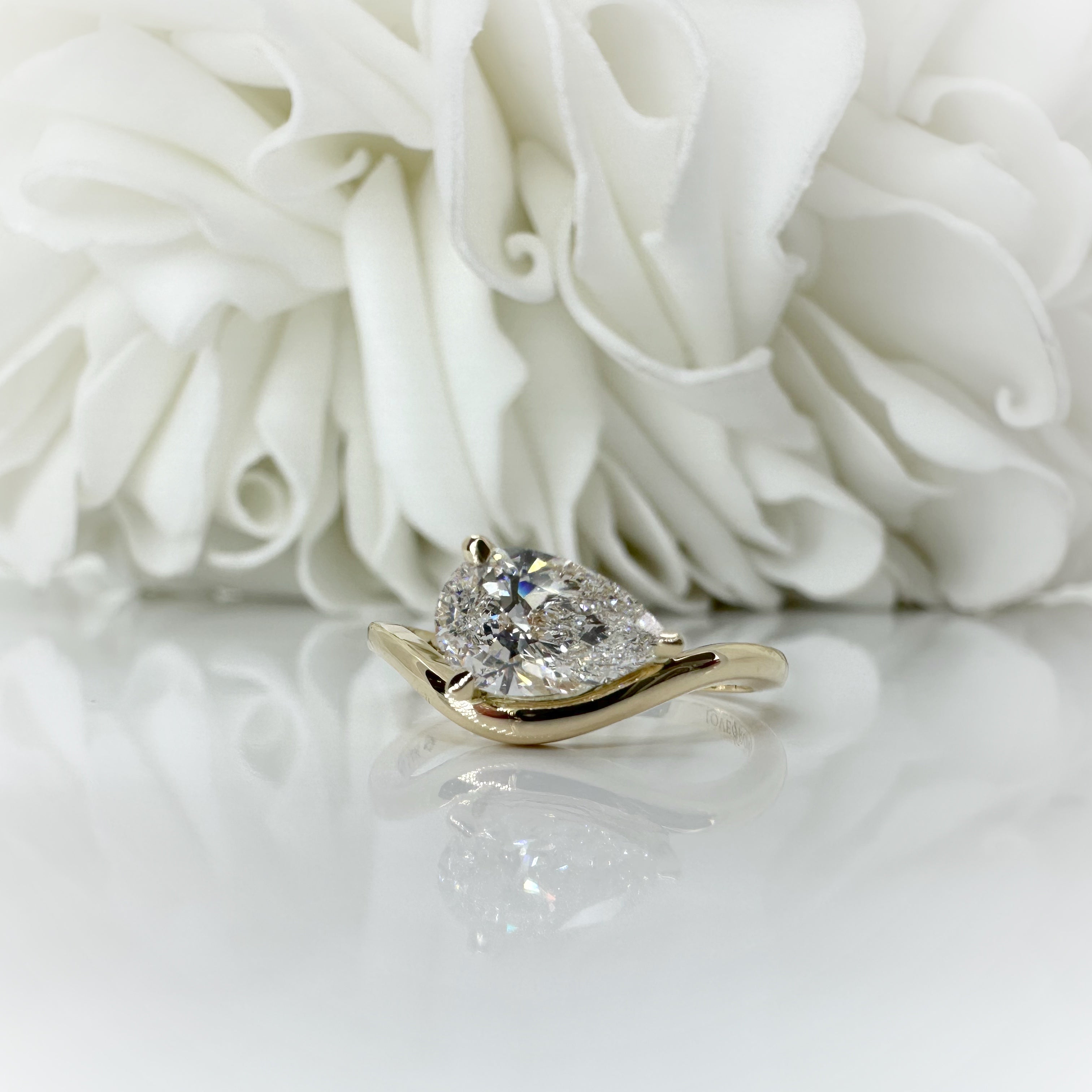 1.00 Carat Pear Cut Lab Grown Diamond Engagement Ring | 14k Yellow Gold