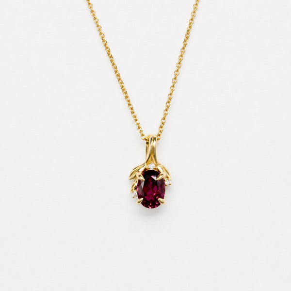 Oval Garnet pendant in Yellow Gold 