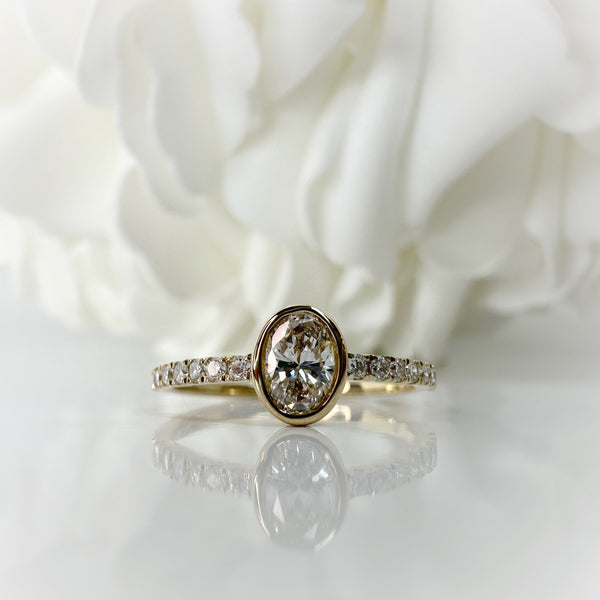 Bezel set oval ring in yellow gold 