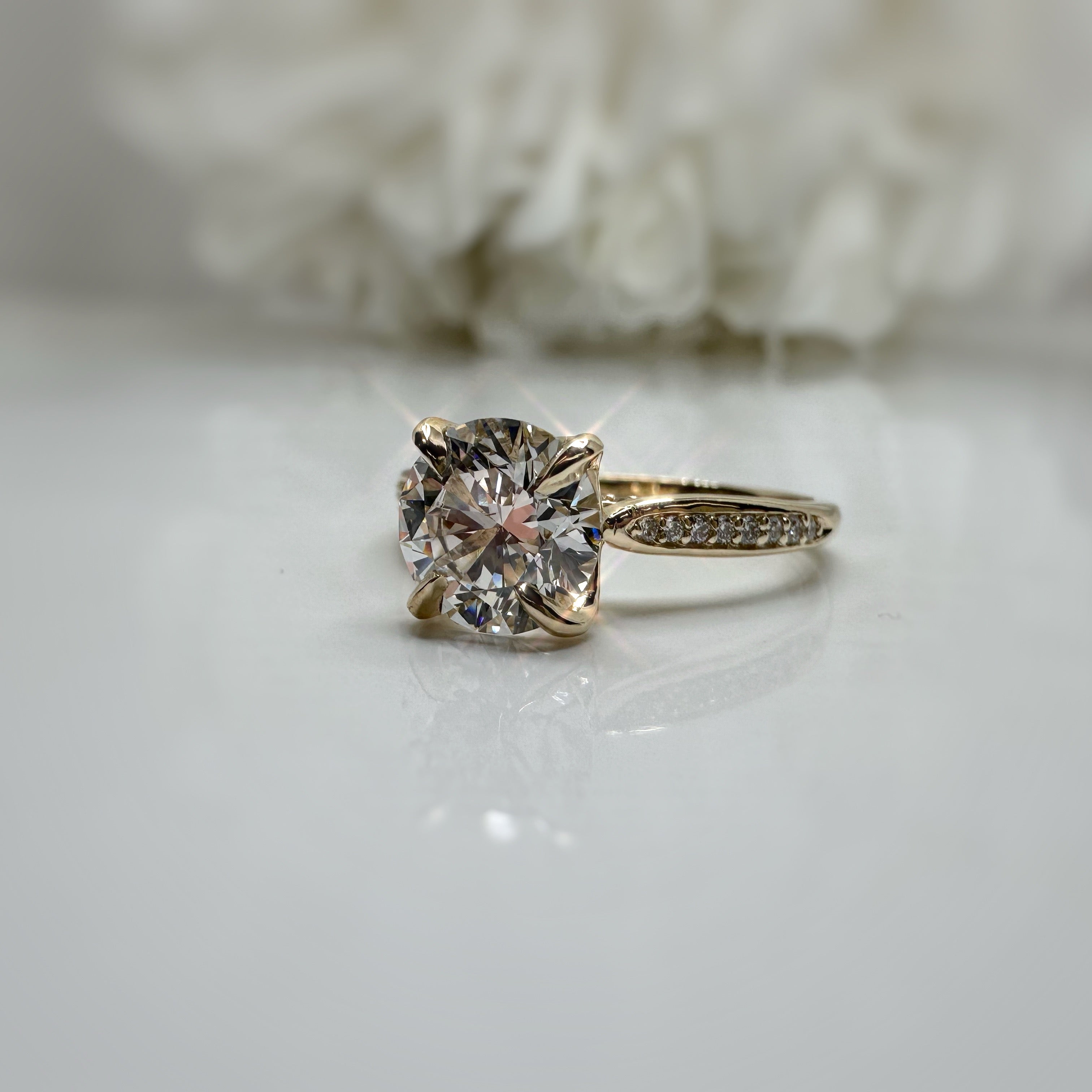 10ky lab grown round brilliant engagement ring